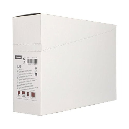 Una scatola Starpak 100 per posate Airlaid (40 x 33 cm) è in piedi con il coperchio parzialmente aperto, rivelando un'etichetta con testo, simboli e codici a barre. Spesso utilizzata nei ristoranti per organizzare bustine per posate su uno sfondo bianco semplice.