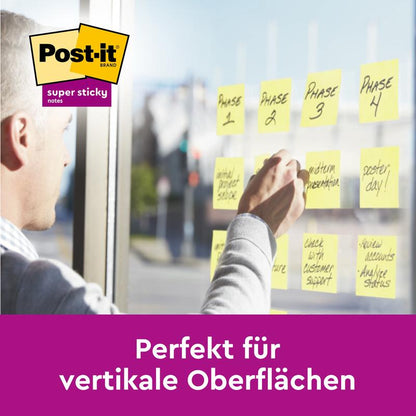 Una persona attacca Post-it® Super Sticky Notes, Giallo (76x127 mm) di 3M su una lastra di vetro. Perfetto per superfici verticali - 90 fogli/blocco, 14 blocchi + 2 gratis, 100% PEFC. Ideale come foglietti o note adesive.