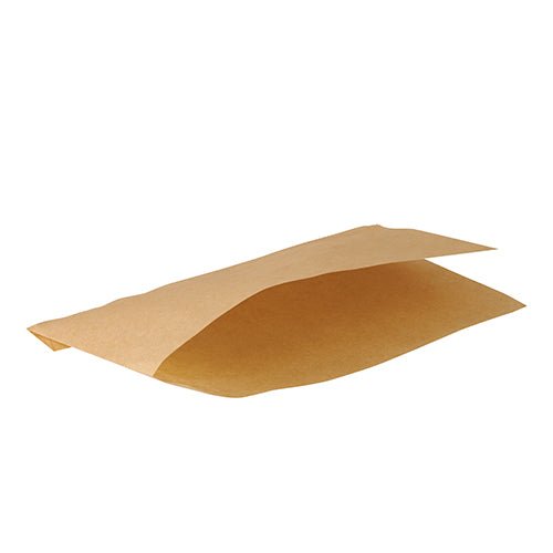 Un PAPSTAR sacchetto per hot dog "puro" 18x11 cm, marrone, resistente al grasso | Pellicola termoretraibile (1000 pezzi) La busta della PAPSTAR GmbH è parzialmente aperta su una superficie bianca, la linguetta marrone è sollevata.