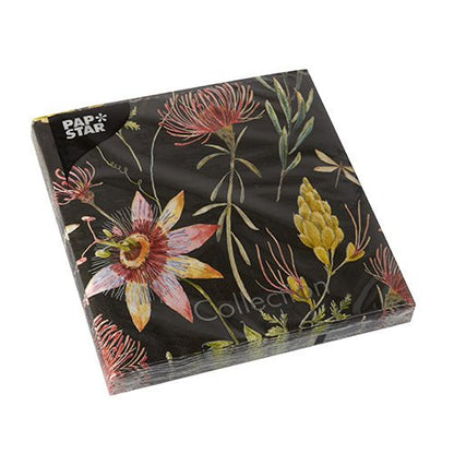 Una confezione di PAPSTAR 20 tovaglioli, 33x33 cm, 3 veli, Design Set 4 di PAPSTAR GmbH mostra motivi floreali vivaci su sfondo nero. Il logo "Papstar" si trova nell'angolo in alto a sinistra. I tovaglioli sono confezionati in plastica trasparente.