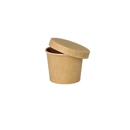 I PAPSTAR bicchieri da porzione da 50 pezzi in cartone marrone di PAPSTAR GmbH, con coperchio abbinato posato in diagonale su sfondo bianco, sono ideali per il settore della ristorazione e sono ecologici e riciclabili.