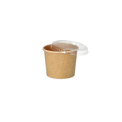 Il PAPSTAR bicchiere da porzione da 50 pezzi, cartone marrone di PAPSTAR GmbH è un piccolo bicchiere di cartone marrone riciclabile con coperchio in plastica trasparente – perfetto come bicchiere da porzione ecologico per la ristorazione, raffigurato su sfondo bianco.
