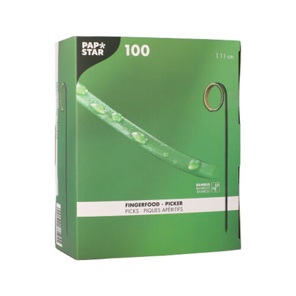 La scatola verde "PAPSTAR 100 Fingerfood - Picker" della PAPSTAR GmbH contiene bastoncini di bambù lunghi 11 cm per fingerfood, è certificata FSC e mostra sulla confezione un bastoncino di bambù con gocce d'acqua.