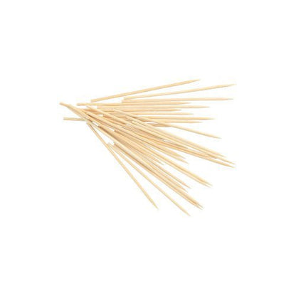 Una pila di PAPSTAR spiedini finger food in bambù "pure", 10 cm, Ø 2,5 mm (1000 pezzi) di PAPSTAR GmbH sparsi su sfondo bianco.