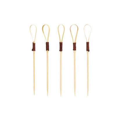 Quaranta PAPSTAR Fingerfood Picker 10 cm "Loop" Cocktail Picks della PAPSTAR GmbH, ideali per snack e fingerfood, si distinguono per un design unico a loop con sezioni avvolte in marrone scuro, disposte verticalmente su uno sfondo bianco semplice.