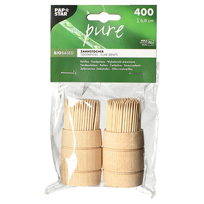 Una confezione di plastica trasparente con due fasci di PAPSTAR stuzzicadenti in legno "pure", rotondi, 6,8 cm; contiene 400 pezzi in un dispenser di legno. Marca: PAPSTAR GmbH-Ideale come soluzione pratica e a base biologica per stuzzicadenti.