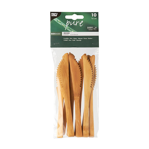 In una confezione di plastica trasparente ci sono 10 PAPSTAR coltelli di bambù "pure" (16 cm), ecologici e stabili, disposti verticalmente con il nome del marchio della PAPSTAR GmbH in cima.