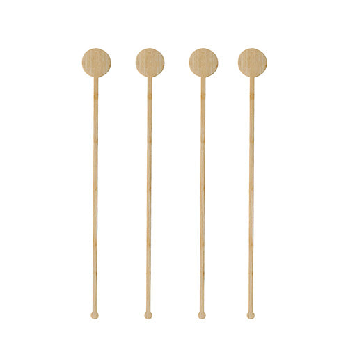 Quattro PAPSTAR 100 fruste per bevande in bambù "pure" del marchio PAPSTAR GmbH con teste rotonde e piatte sono disposte verticalmente in fila su uno sfondo bianco.