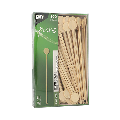 Una scatola con 100 PAPSTAR GmbH "pure" fruste per bevande in bambù, biodegradabili, con estremità rotonde e piatte, parzialmente visibili attraverso una finestra trasparente in una confezione verde e bianca PAPSTAR Pure.