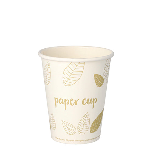 Un PAPSTAR GmbH 50 bicchieri, cartone "pure" "ZERO", bianco con motivo a foglia dorata e stampa "paper cup", realizzato con materiali sostenibili, è in piedi su uno sfondo bianco.