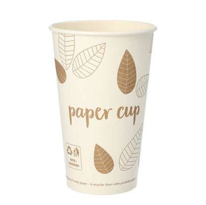 Il PAPSTAR 50 bicchieri, cartone "pure" "ZERO" della PAPSTAR GmbH è un bicchiere di carta bianco con motivo a foglia marrone, scritta "Paper Cup" e simboli di riciclaggio, realizzato con materiali sostenibili e biodegradabili.
