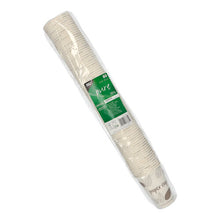 Eine versiegelte Packung 80 Trinkbecher, Pappe „pure“ der PAPSTAR GmbH: 80 Einweg-Pappbecher mit schlichtem braunem Blättermuster, gestapelt und in Plastikfolie eingewickelt mit grün-weißem Etikett.