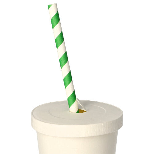Nel coperchio PAPSTAR per bicchieri da bere, rotondo Ø 8 cm, bianco, cartone | pellicola (50 pezzi) della PAPSTAR GmbH, una cannuccia di carta a righe verdi e bianche è inserita in un bicchiere monouso bianco, posto davanti a uno sfondo bianco semplice.