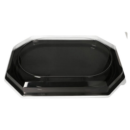 Un vassoio Starpak 10 in PET nero di Starpak con coperchio in PET trasparente, nero e rettangolare con angoli arrotondati e bordo rialzato - perfetto per eventi di catering, raffigurato su sfondo bianco.