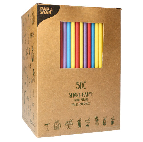 Durch ein Fenster ist ein brauner Karton mit 500 PAPSTAR-Papier-Shake-Trinkhalmen (8 mm × 25 cm) sichtbar. Oben links ist das Logo der PAPSTAR GmbH zu sehen, auf der Vorder- und Seite sind Symbole und Text aufgedruckt.