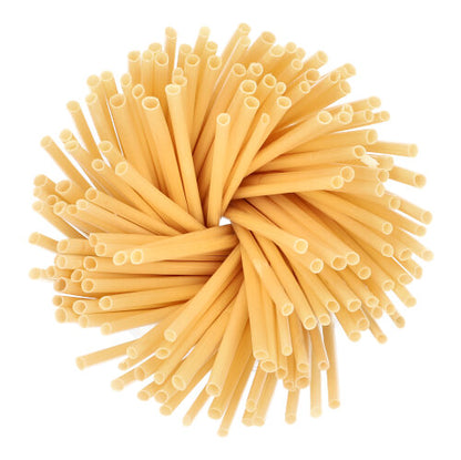 Un fascio di pasta tubolare cruda disposta in una formazione circolare e a spirale su uno sfondo bianco, simile alle cannucce da cocktail "pure" (Ø 4 mm, 15 cm, ecologiche) della PAPSTAR GmbH - cartone dispenser con 250 pezzi.