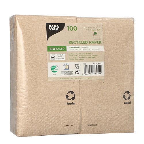 Eine Packung mit 100 PAPSTAR GmbH Servietten, 3-lagig, 33x33 cm, natur, aus recyceltem Papier in Folie. Biobasiert und umweltfreundlich mit mehrsprachiger Produktinformation und Recycling-Symbolen auf der Verpackung.