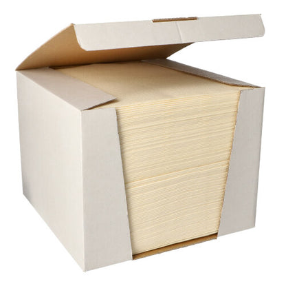 In una grande scatola aperta si trova un pacchetto ordinatamente impilato di PAPSTAR 100 tovaglioli "ROYAL Collection" 1/4 piegato, 40 cm x 40 cm, della PAPSTAR GmbH.