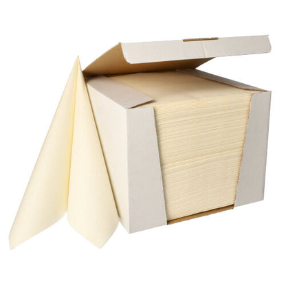 In una scatola bianca della PAPSTAR GmbH sono esposti 100 tovaglioli della "ROYAL Collection" in formato 1/4 piegato 40 x 40 cm. Due tovaglioli beige sono parzialmente estratti davanti, evidenziando così il loro materiale di alta qualità.