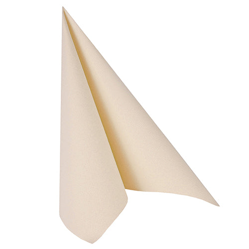 Un singolo tovagliolo beige PAPSTAR 100 tovaglioli "ROYAL Collection" (40x40 cm, 1/4 piegato) del marchio PAPSTAR GmbH è piegato in un triangolo verticale e si trova su uno sfondo bianco.