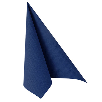 Un singolo tovagliolo blu scuro PAPSTAR 100 tovaglioli "ROYAL Collection" 1/4 piegato (40x40 cm) della PAPSTAR GmbH è piegato in una forma triangolare, simile a una tenda, su uno sfondo bianco semplice.