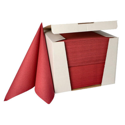 Un mucchio di PAPSTAR 100 tovaglioli "ROYAL Collection" 1/4 piegato 40 cm x 40 cm della PAPSTAR GmbH viene parzialmente estratto da una scatola dispenser bianca aperta.