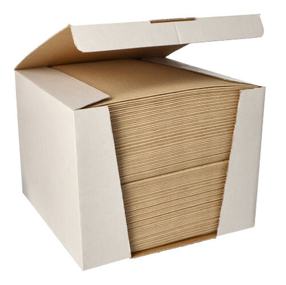 In una scatola aperta c'è un grande mucchio di PAPSTAR 100 tovaglioli "ROYAL Collection" 1/4 piega 40x40 cm della PAPSTAR GmbH, realizzati con materiale di alta qualità, ordinatamente disposti.