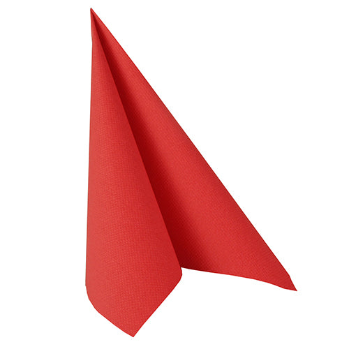 Un tovagliolo rosso PAPSTAR 100 "ROYAL Collection" 1/4 piega 40 cm x 40 cm della PAPSTAR GmbH è piegato in una forma triangolare e conica davanti a uno sfondo bianco semplice.