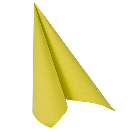 Un tovagliolo giallo PAPSTAR 100 "ROYAL Collection" 1/4 piega (40x40 cm) della PAPSTAR GmbH è piegato in verticale in forma triangolare e si trova su uno sfondo bianco.