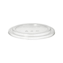 Un PAPSTAR coperchio da 50 per ciotole di insalata, rotondo trasparente 2 cm di altezza PLA della PAPSTAR GmbH è raffigurato su un fondo bianco. Questo coperchio compostabile ed ecologico si adatta a bicchieri o contenitori monouso.