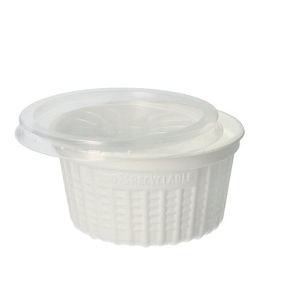 Il bicchiere da zuppa Starpak 25, PP "To Go" Ø 11,5 cm in bianco è un piccolo bicchiere da zuppa rotondo da 500 ml con coperchio trasparente e lati strutturati, su cui è impressa la scritta "Riciclabile", raffigurato su uno sfondo bianco semplice.