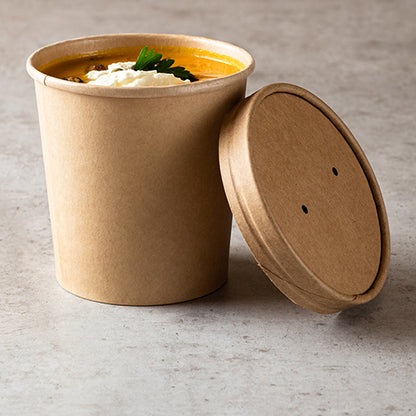 Un bicchiere da zuppa Starpak 25 in cartone marrone (230 ml, rotondo, Ø 9,8 cm, 6 cm di altezza) con coperchio abbinato offre un'opzione ecologica per la zuppa – ideale per un consumo sostenibile.