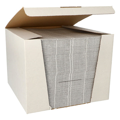 In una scatola aperta della ROYAL Collection della GmbH si trova un pacco finemente impilato di 100 tovaglioli grigi della "ROYAL Collection" in 1/4 piega 40x40cm, parzialmente visibili attraverso l'apertura anteriore.