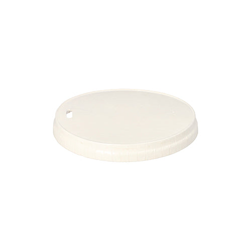 L'immagine mostra un coperchio tondo, piatto e bianco PAPSTAR per bicchieri di carta (Ø 9 cm) della PAPSTAR GmbH su sfondo bianco uniforme con un piccolo foro sul bordo. La confezione contiene 50 pezzi.