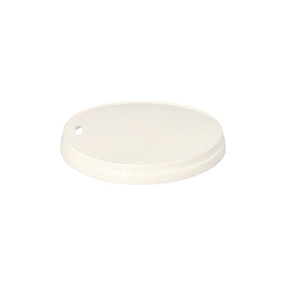 L'immagine mostra un coperchio tondo, piatto e bianco PAPSTAR per bicchieri di carta (Ø 9 cm) della PAPSTAR GmbH su sfondo bianco uniforme con un piccolo foro sul bordo. La confezione contiene 50 pezzi.