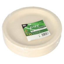 Una pila di 50 piatti rotondi bianchi PAPSTAR "puri" fatti di residui agricoli, avvolti in plastica e con un'etichetta verde che mostra il marchio della PAPSTAR GmbH e simboli per bio-based, ecologico e compostabile.