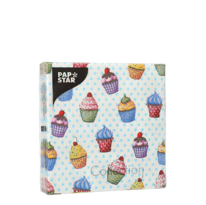 Eine quadratische Packung mit 20 PAPSTAR-Servietten der PAPSTAR GmbH, 3-lagig, 25 x 25 cm, mit hellblauem gepunktetem Hintergrund mit bunten Cupcake-Motiven und einem schwarzen „PAP STAR“-Etikett in der oberen linken Ecke.