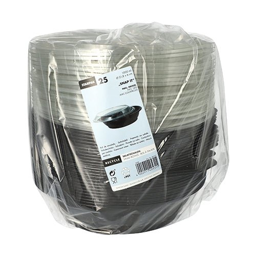 Una confezione trasparente con 25 ciotole per insalata Starpak (1000 ml, Ø 21,8 cm, 6 cm, nero) con coperchio "Snap It" in R-PET cristallino, avvolta in plastica e dotata di un'etichetta bianca con informazioni su marca, quantità e riciclaggio.