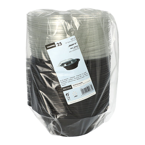 Una confezione da 25 ciotole per insalata Starpak 'Snap It' nere (PET, 600 ml, Ø16,6 cm, 5,9 cm) con coperchio trasparente in R-PET, avvolta in pellicola di plastica e dotata di un'etichetta bianca sul davanti con dettagli del prodotto e codice a barre.