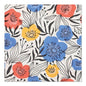 I tovaglioli PAPSTAR 20 tovaglioli di PAPSTAR GmbH sono grandi 33x33 cm, realizzati in carta a 3 strati e mostrano uno sfondo bianco con fiori rossi, gialli e blu contornati di nero e foglie in bianco e nero.