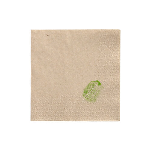 Un tovagliolo di carta a 2 veli PAPSTAR (24 x 24 cm, 1/4 piega) della PAPSTAR GmbH presenta una piccola macchia verde vicino a un angolo e si trova su uno sfondo bianco semplice.