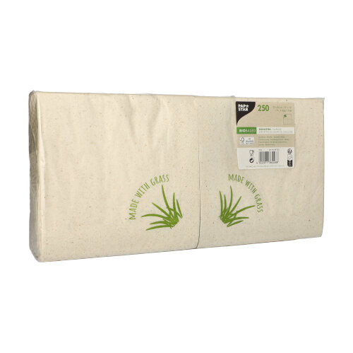 Eine rechteckige Packung mit 250 beigefarbenen 2-lagigen PAPSTAR-Servietten (33 x 33 cm, 1/8-Falz) der PAPSTAR GmbH mit der Aufschrift „Made with Grass“ und grüner Grasgrafik – ideal für stilvolle Tischdekoration.