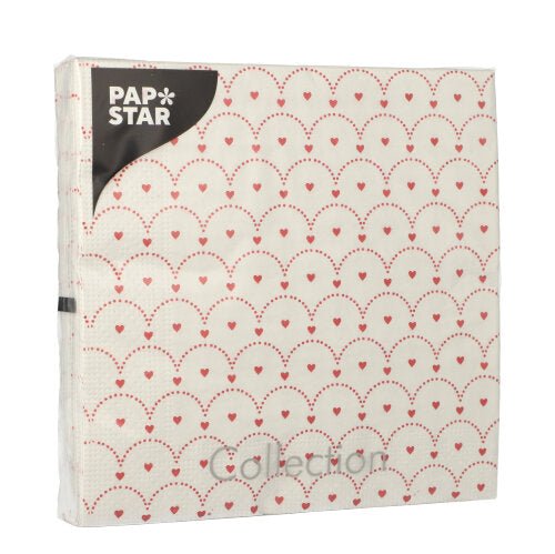 Una confezione di 20 tovaglioli PAPSTAR GmbH, 33 x 33 cm, 3 strati con Design Set 4. Con un motivo ripetitivo di cuori rossi e un motivo semicircolare punteggiato. Il logo PAPSTAR appare in alto a sinistra sulla confezione.