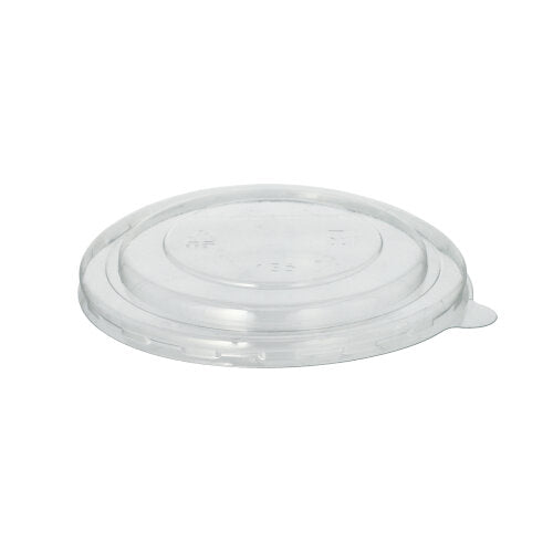 Il coperchio Starpak 25 per bicchieri da zuppa R-PET rotondo di Starpak è un coperchio trasparente, rotondo, realizzato in R-PET ecologico con una leggera elevazione al centro e una linguetta per una facile rimozione, raffigurato su uno sfondo bianco semplice.