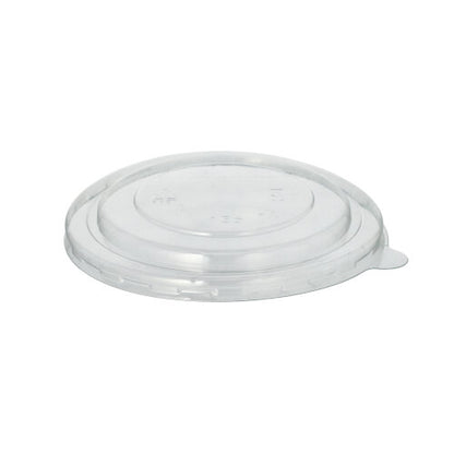 Il coperchio Starpak 25 per bicchieri da zuppa R-PET rotondo di Starpak è un coperchio trasparente, rotondo, realizzato in R-PET ecologico con una leggera elevazione al centro e una linguetta per una facile rimozione, raffigurato su uno sfondo bianco semplice.