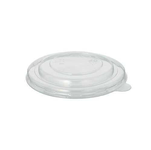 Il coperchio Starpak 25 per bicchieri da zuppa R-PET rotondo, un coperchio trasparente con centro rialzato e piccola linguetta, è presentato su uno sfondo bianco - un'opzione usa e getta ecologica di Starpak.
