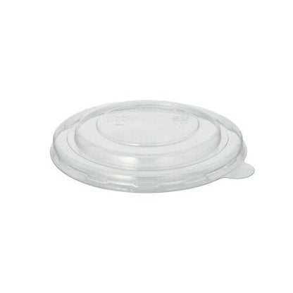 Il coperchio Starpak 25 per bicchieri da zuppa R-PET rotondo, un coperchio trasparente con centro rialzato e piccola linguetta, è presentato su uno sfondo bianco - un'opzione usa e getta ecologica di Starpak.