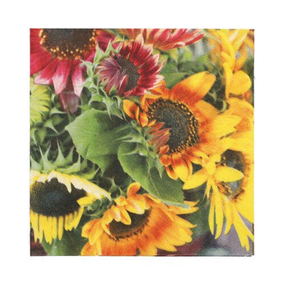 Il primo piano di un bouquet di fiori con girasoli in fiore e punte rosse, foglie verdi e steli si staglia su uno sfondo sfocato - perfetto per la decorazione della tavola con PAPSTAR 20 tovaglioli, 33 cm x 33 cm, 3 strati di PAPSTAR GmbH.