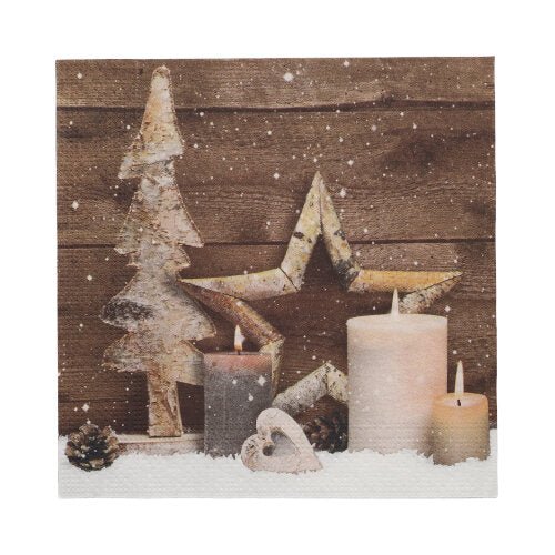 Tre candele accese, un albero di legno, decorazioni a stella e cuore, pigne e PAPSTAR 20 tovaglioli 33x33 cm 3 veli 1/4 piega design set 5 di PAPSTAR GmbH sono presentati su neve artificiale con effetto di leggera nevicata.