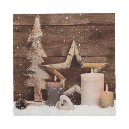 Tre candele accese, un albero di legno, decorazioni a stella e cuore, pigne e PAPSTAR 20 tovaglioli 33x33 cm 3 veli 1/4 piega design set 5 di PAPSTAR GmbH sono presentati su neve artificiale con effetto di leggera nevicata.